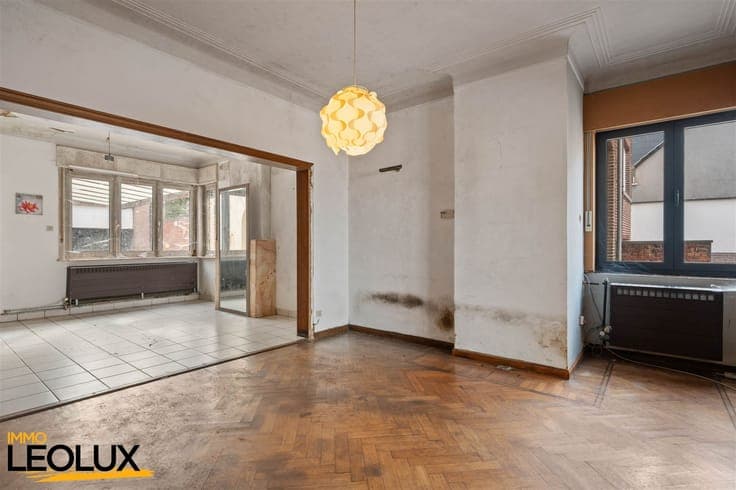 Spacious home in need of renovation with a hangar in downtow
