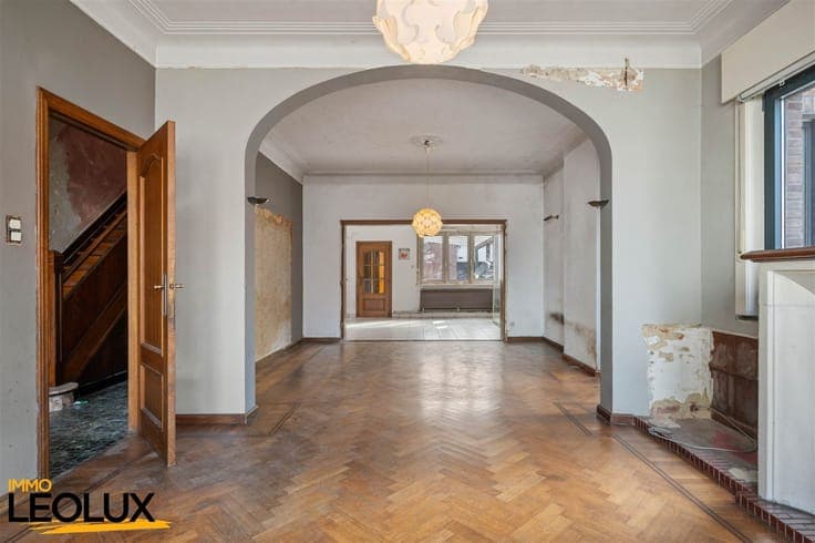 Spacious home in need of renovation with a hangar in downtow