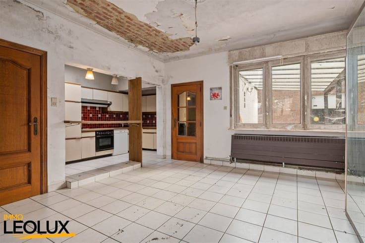 Spacious home in need of renovation with a hangar in downtow