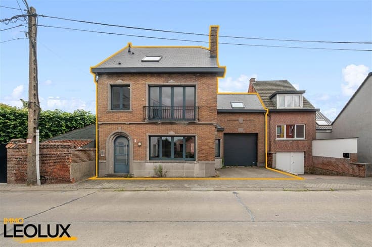 Spacious home in need of renovation with a hangar in downtow