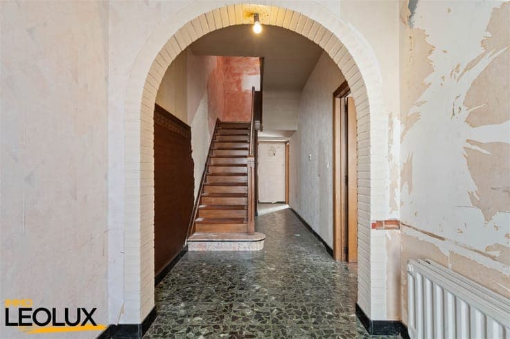 Spacious home in need of renovation with a hangar in downtow