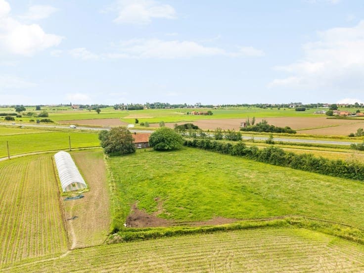 Charming house on a large plot with rural views and easy ac
