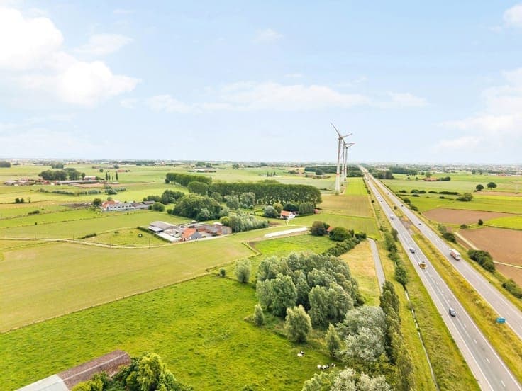 Charming house on a large plot with rural views and easy ac