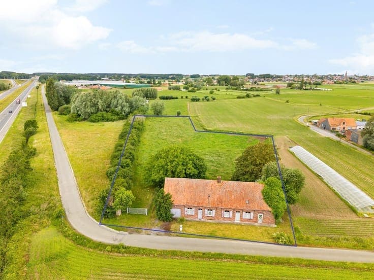 Charming house on a large plot with rural views and easy ac