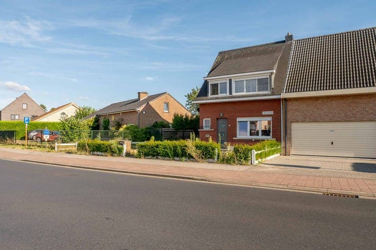 House with 3 bedrooms, workshop and 3-car driveway