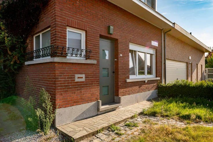 House with 3 bedrooms, workshop and 3-car driveway