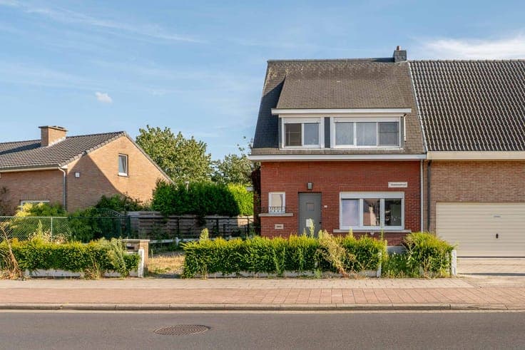 House with 3 bedrooms, workshop and 3-car driveway