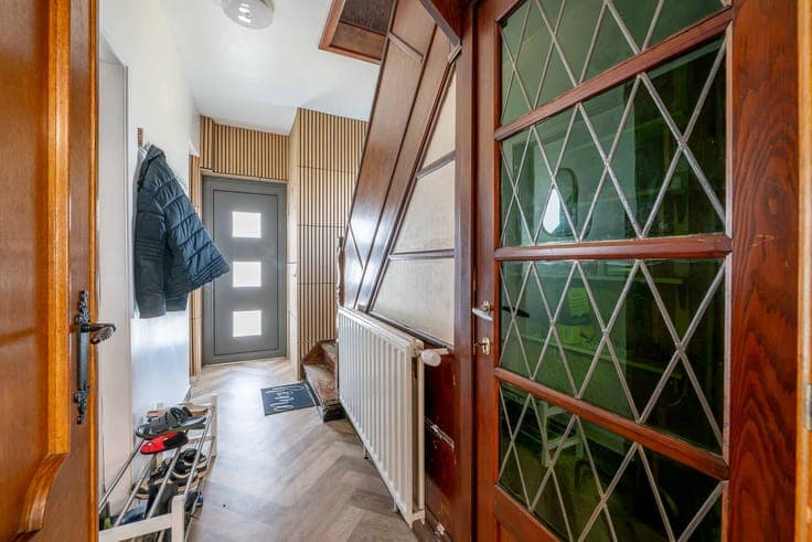 House with 3 bedrooms, workshop and 3-car driveway