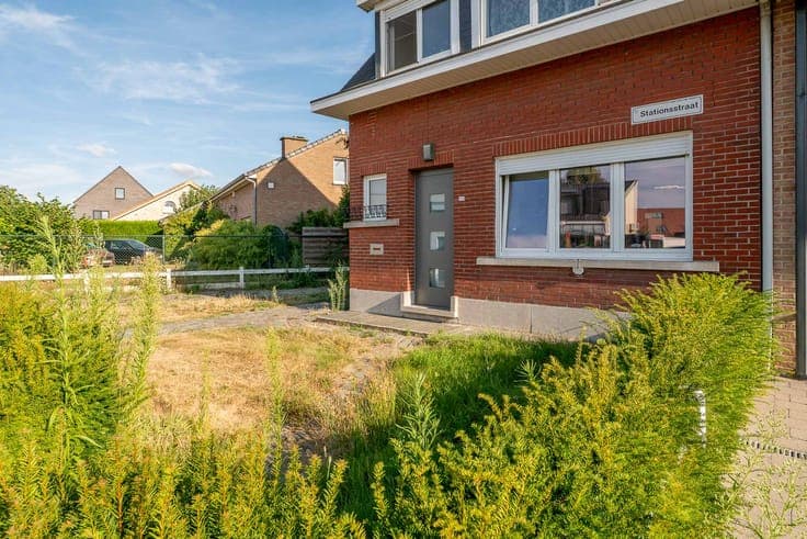 House with 3 bedrooms, workshop and 3-car driveway