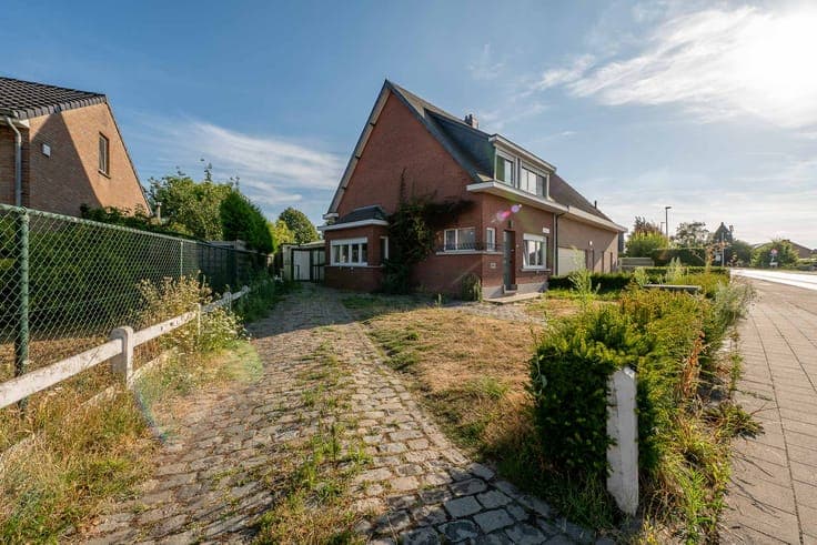 House with 3 bedrooms, workshop and 3-car driveway