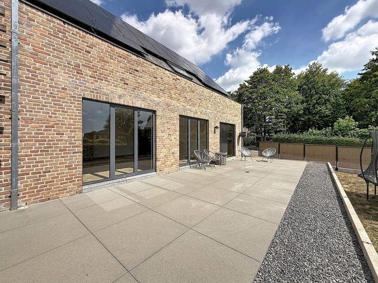 Huis met praktijkruimte, 4 slpks, 2 bdks, 10a 34ca