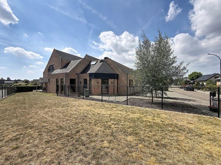 Huis met praktijkruimte, 4 slpks, 2 bdks, 10a 34ca