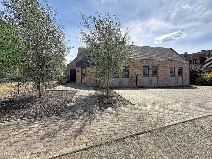 Huis met praktijkruimte, 4 slpks, 2 bdks, 10a 34ca