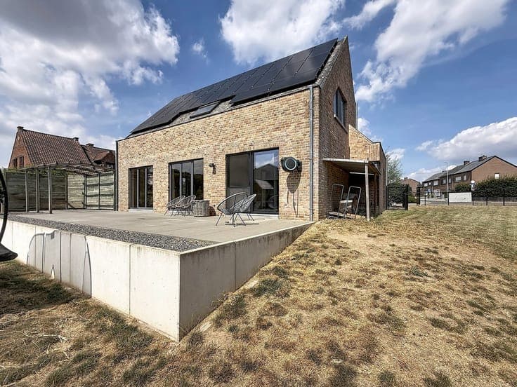 Huis met praktijkruimte, 4 slpks, 2 bdks, 10a 34ca