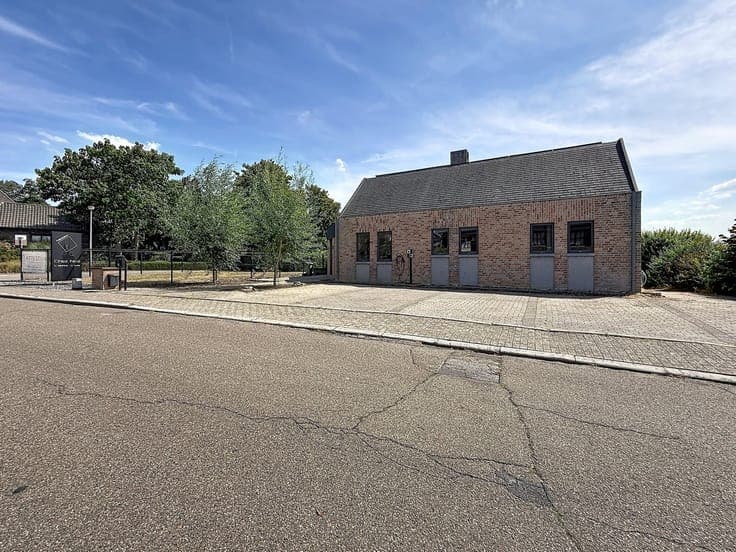 Huis met praktijkruimte, 4 slpks, 2 bdks, 10a 34ca