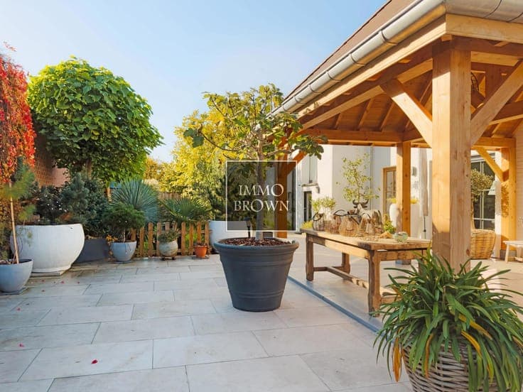 BEN villa with guest house and south garden in Knokke