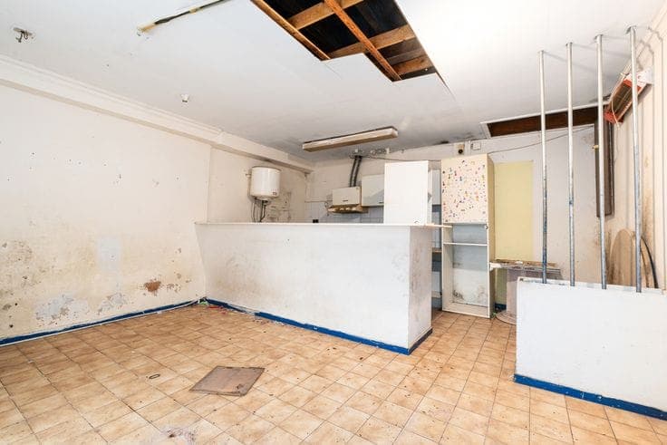 Commercial property with residential accommodation, in need…