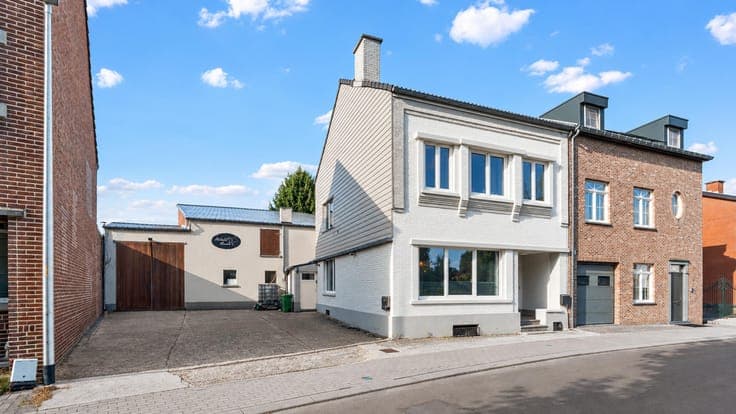 RIEMST - Woning met aparte studio, loods en stalling