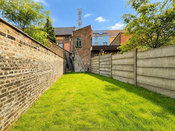 Te koop, Te renoveren stadswoning met tuin aan het statio...