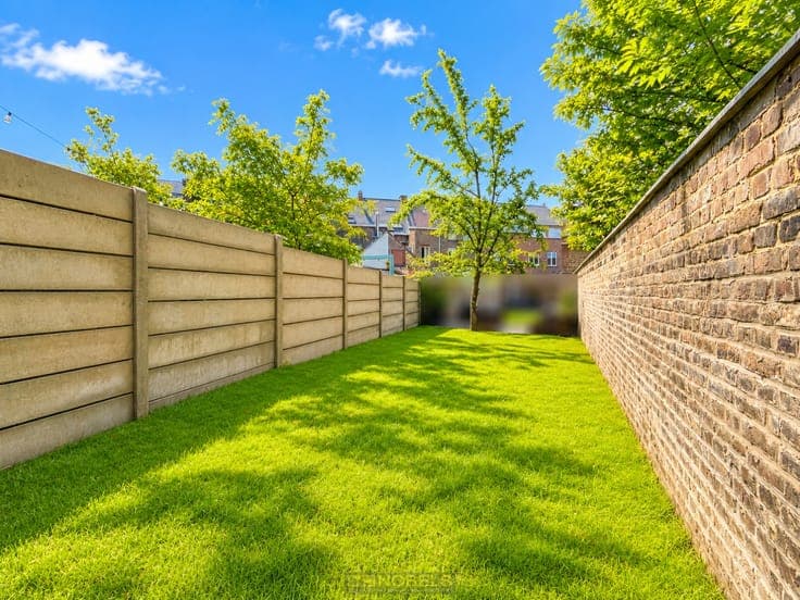 Te koop, Te renoveren stadswoning met tuin aan het statio...