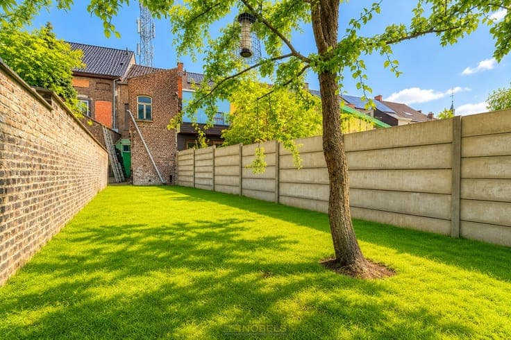 Te koop, Te renoveren stadswoning met tuin aan het statio...