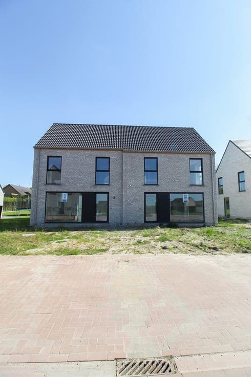 Hedendaagse en energiezuinige halfopen bebouwingen in Meu...
