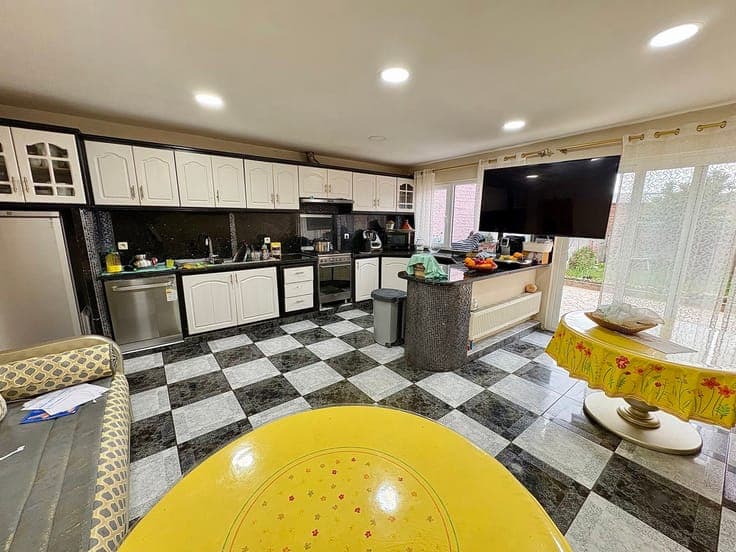 Large 6-bedroom house with a garden, terrace and garage