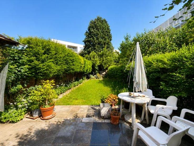 CHARACTERFUL HOUSE WITH GARAGE AND GARDEN
