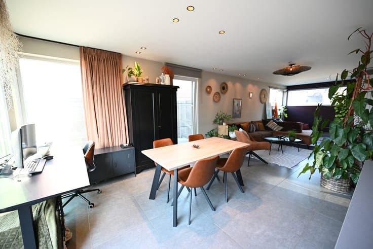 UITERST GEZELLIGE én INSTAPKLARE halfopen woning met MOOI...