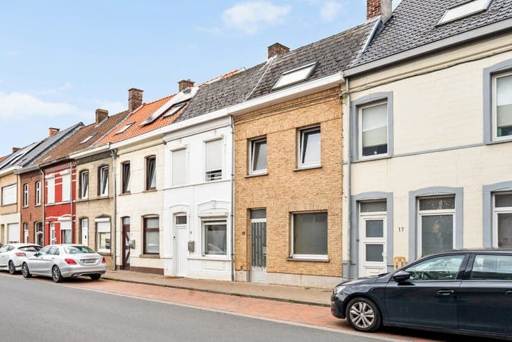 Te renoveren woning met 2 slk!