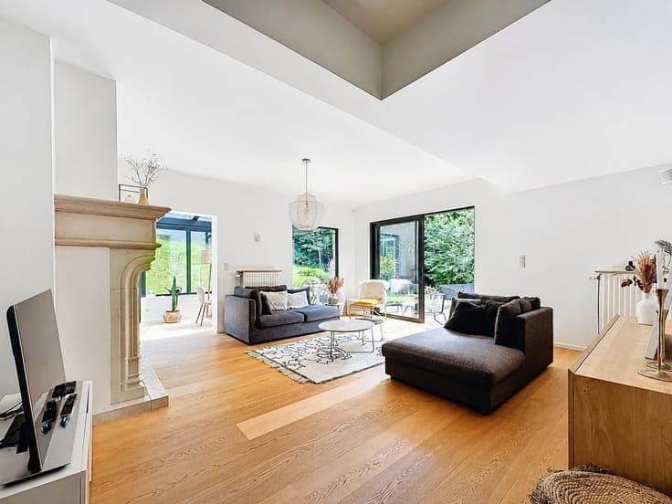 Stunning 5-bedroom villa with a large garage and a south-fac