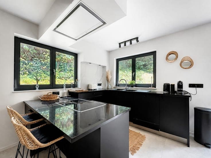 Stunning 5-bedroom villa with a large garage and a south-fac