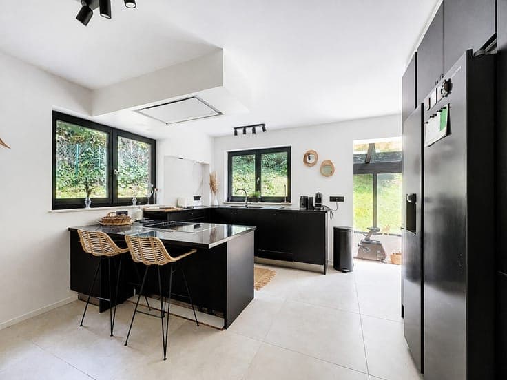 Stunning 5-bedroom villa with a large garage and a south-fac