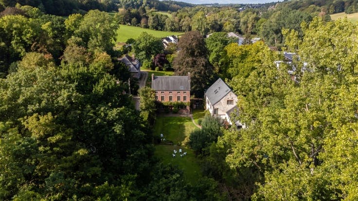 Charming mansion with 5 bedrooms + a 2-bedroom staff quarter