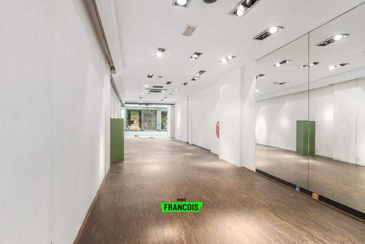 Commercial property with spacious residence in Ooststraat, …