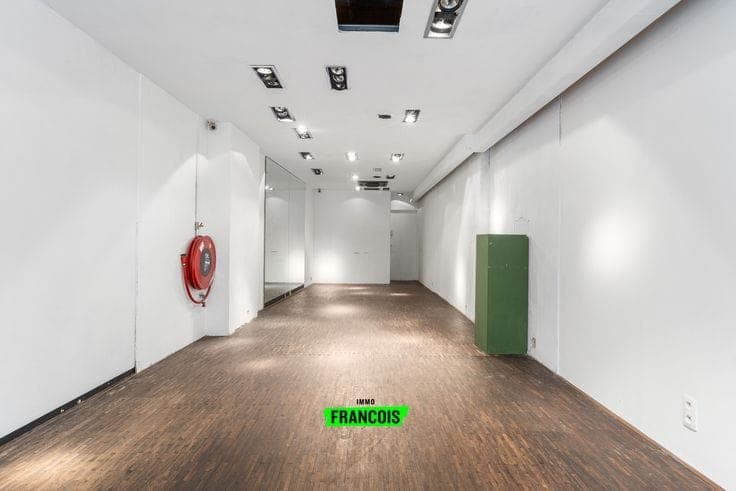 Commercial property with spacious residence in Ooststraat, …