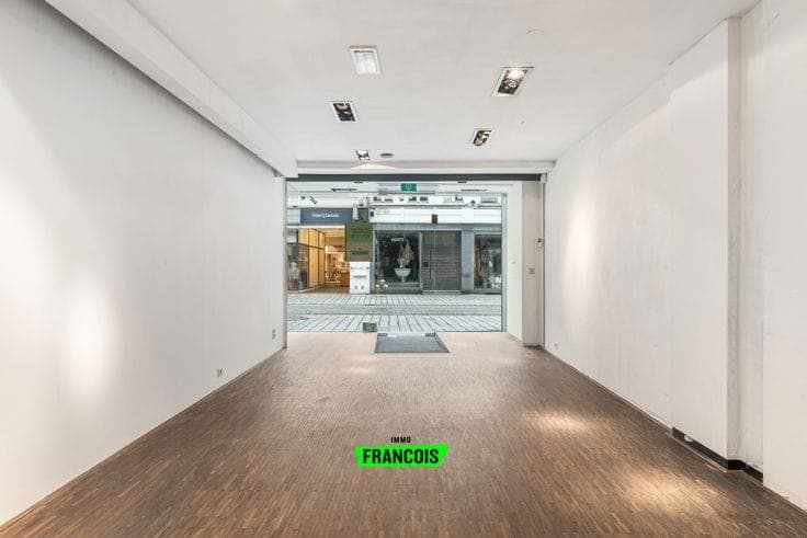 Commercial property with spacious residence in Ooststraat, …