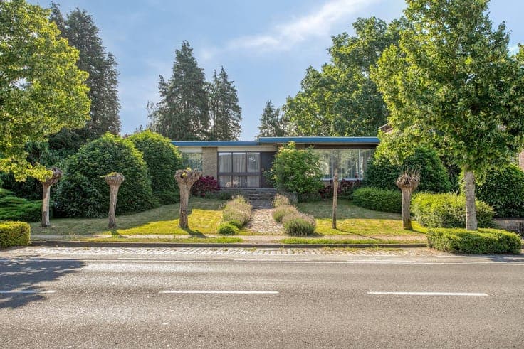 Unique character house on 1,411 m² with many possibilities