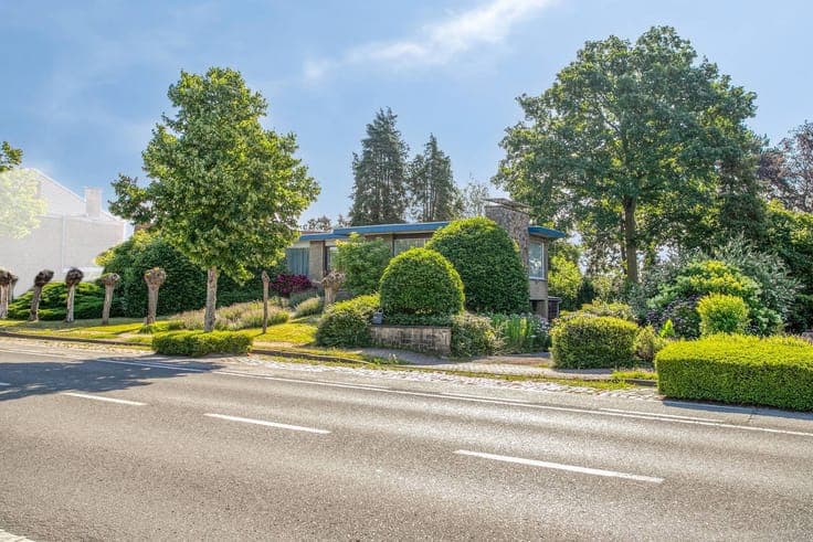 Unique character house on 1,411 m² with many possibilities