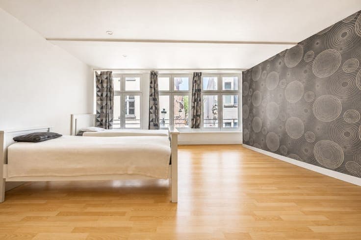 TRANSLATION: LIGHT-FILLED city home with INNER GARDEN.