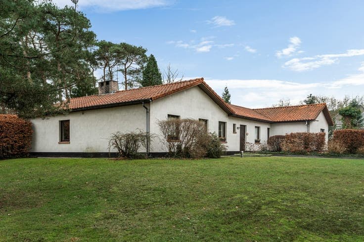 Vastgoedportefeuille met verscheidende woningen en gronde...
