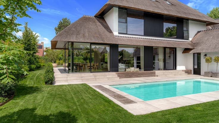 Luxury villa with pool on 1,072 m² in residential area