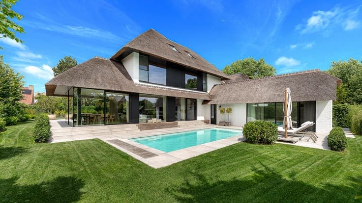 Luxury villa with pool on 1,072 m² in residential area