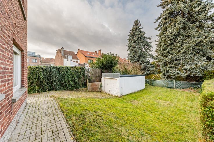 Grandchamp neighbourhood - 3-facade house - garden + garage