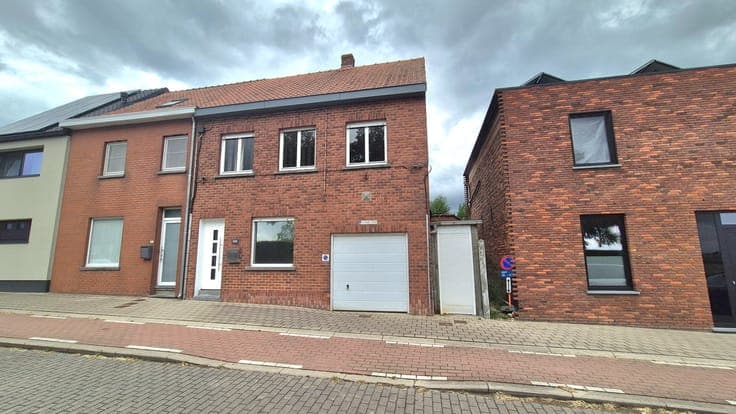 Ruime woning met 3 slaapkamers, badkamer, veranda, garage...
