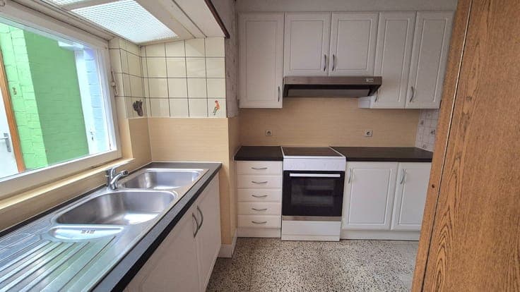 Ruime woning met 3 slaapkamers, badkamer, veranda, garage...