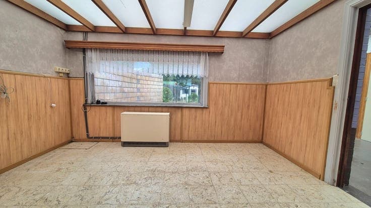 Ruime woning met 3 slaapkamers, badkamer, veranda, garage...