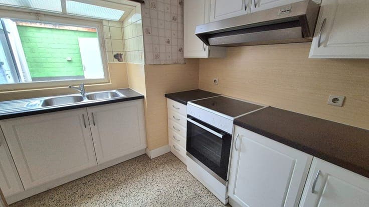 Ruime woning met 3 slaapkamers, badkamer, veranda, garage...