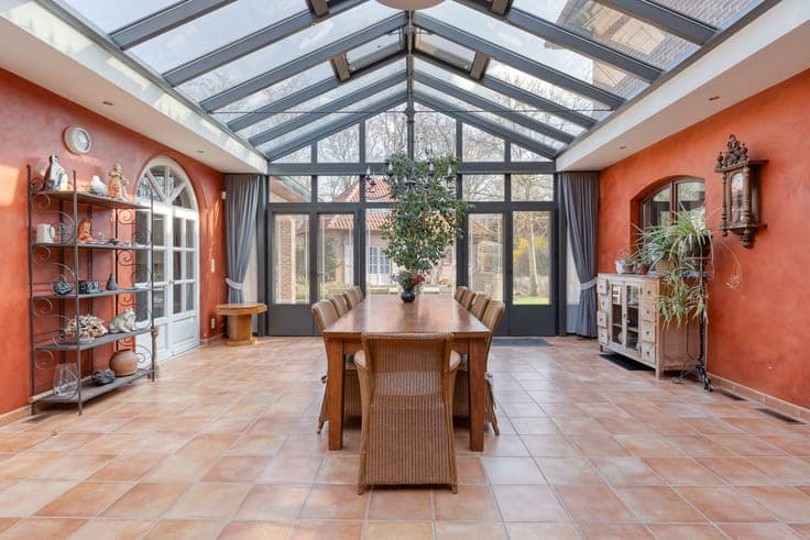 👉 Villa (528m²) with detached practice space in Beerse