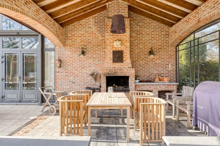 👉 Villa (528m²) with detached practice space in Beerse
